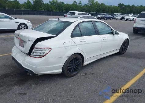 2013 Mercedes-Benz C 300 Luxury 4Matic/Sport 4Matic z USA, uszkodzony, nr VIN WDDGF8AB8DR287316